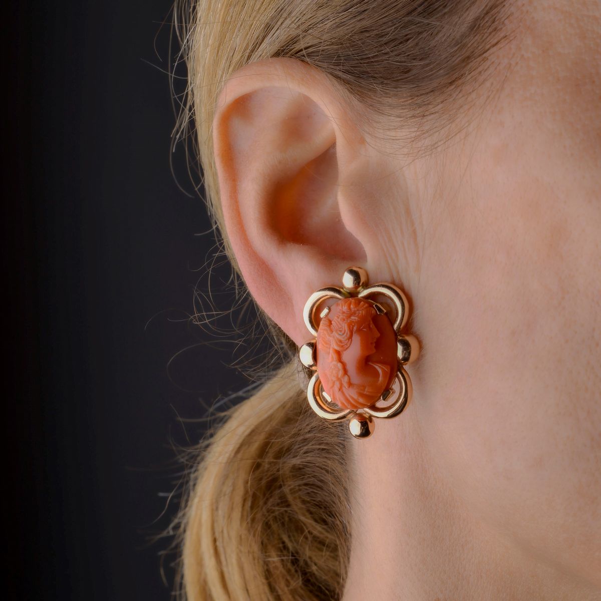 Paio di orecchini in oro giallo 18k e cammei in corallo rosso