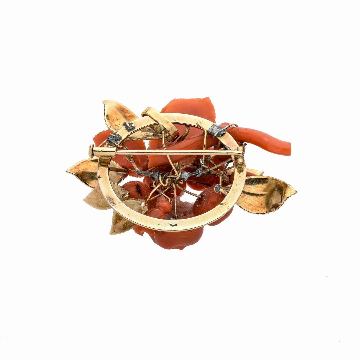 Spilla floreale in oro giallo 18k e corallo rosso