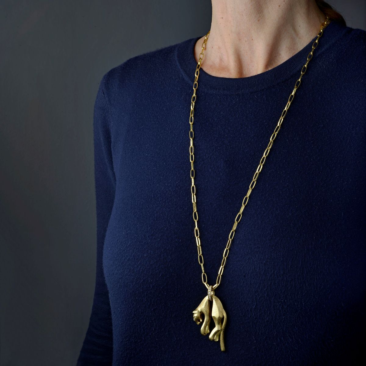 Grande pendente Pantera con lunga catena a maglie intrecciate in oro giallo 18k e diamanti
