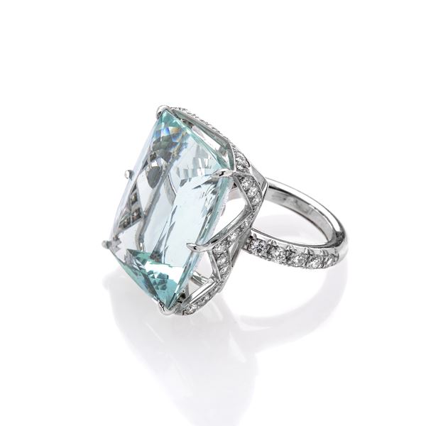 Large ring in 18 kt white gold, diamonds and aquamarine