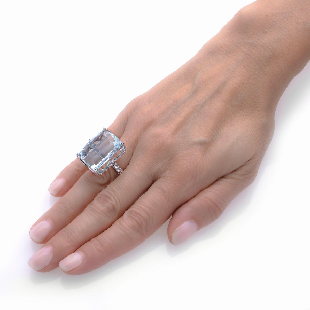 Grande anello in oro bianco 18 kt, diamanti e acquamarina