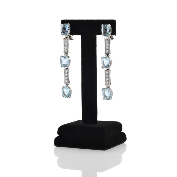 Pair of long drop earrings in 18 kt white gold, diamonds and aquamarine