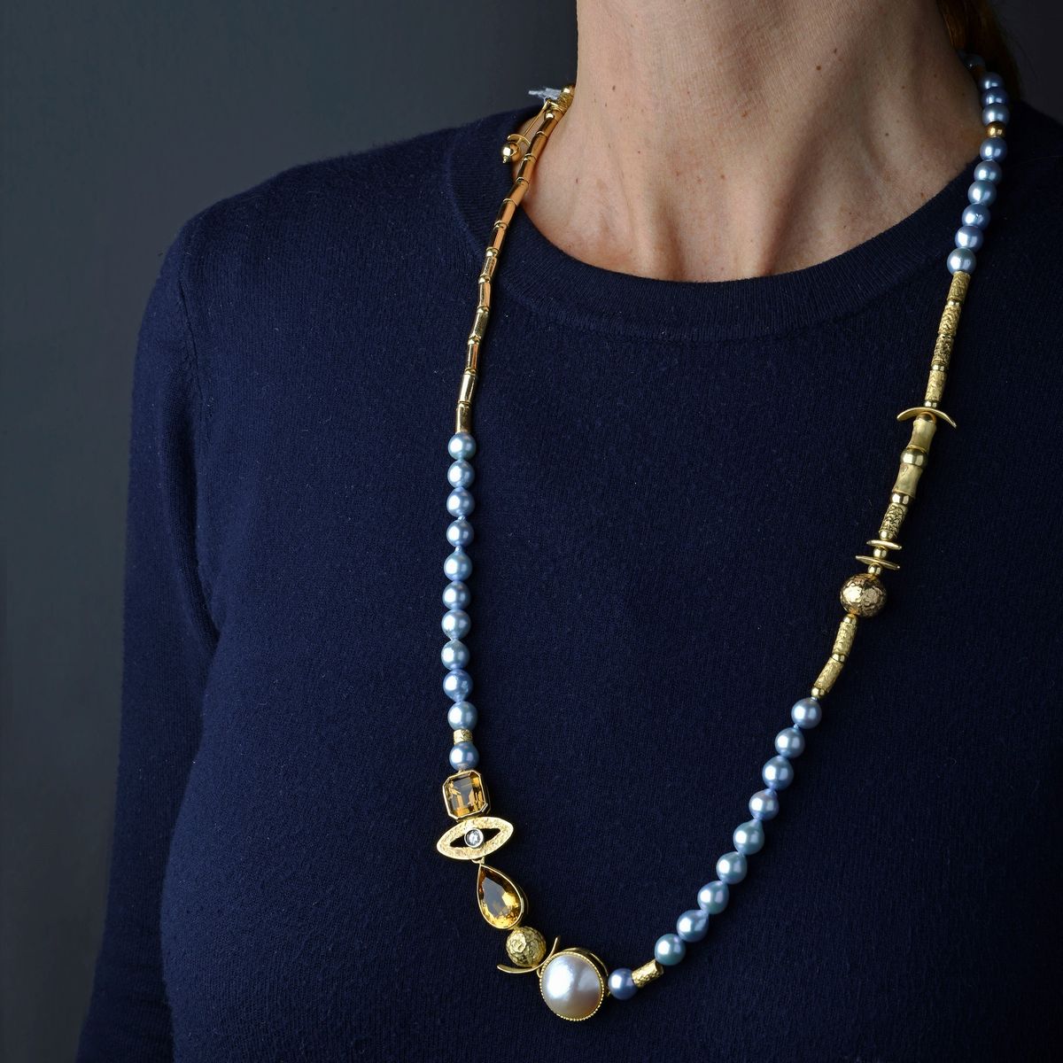 Lunga Collana in Oro Giallo 18k, Perle Grigie, Diamanti e Perla Mabè
