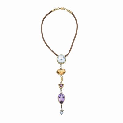 Lunga Collana in Pelle Marrone, Oro Giallo 18k, Perla Mabè, Quarzo Citrino, Ametista e Diamanti
