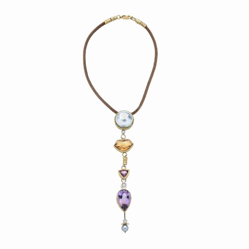 Lunga Collana in Pelle Marrone, Oro Giallo 18k, Perla Mabè, Quarzo Citrino, Ametista e Diamanti