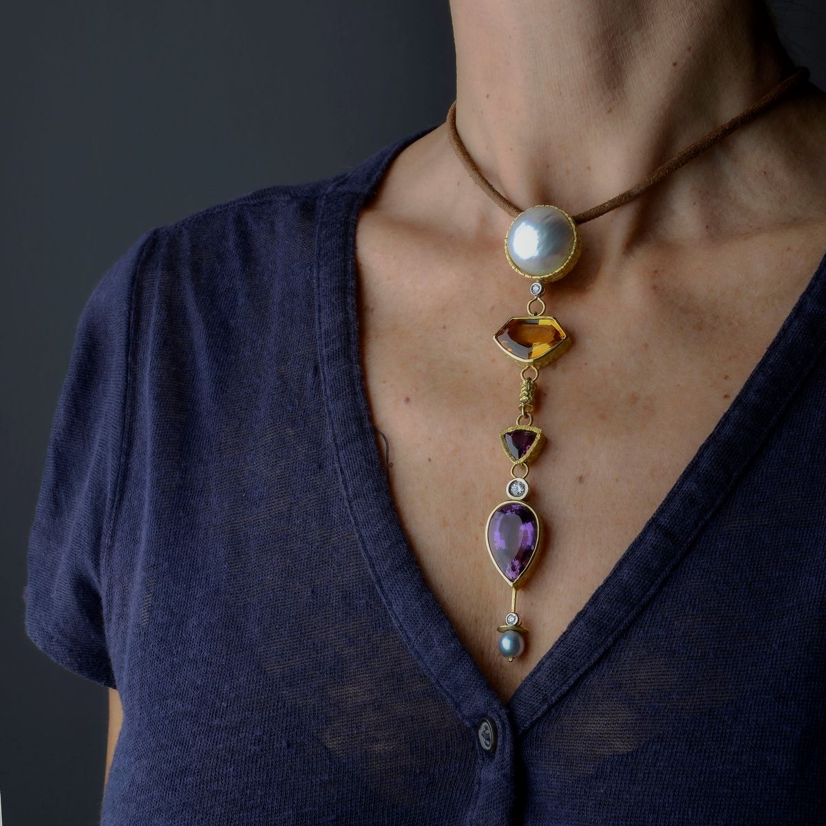 Lunga Collana in Pelle Marrone, Oro Giallo 18k, Perla Mabè, Quarzo Citrino, Ametista e Diamanti
