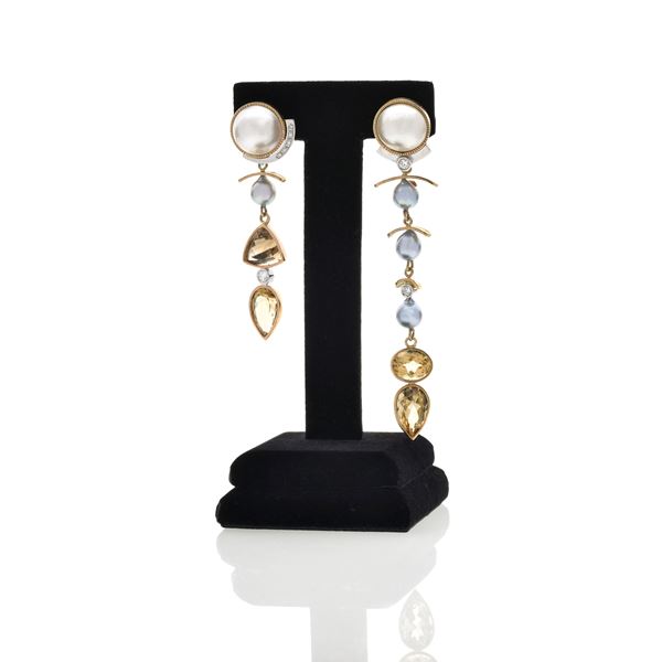 Pair of earrings in 18kt yellow gold, white gold, mabe pearls, citrine quartz, diamonds and gray pearls