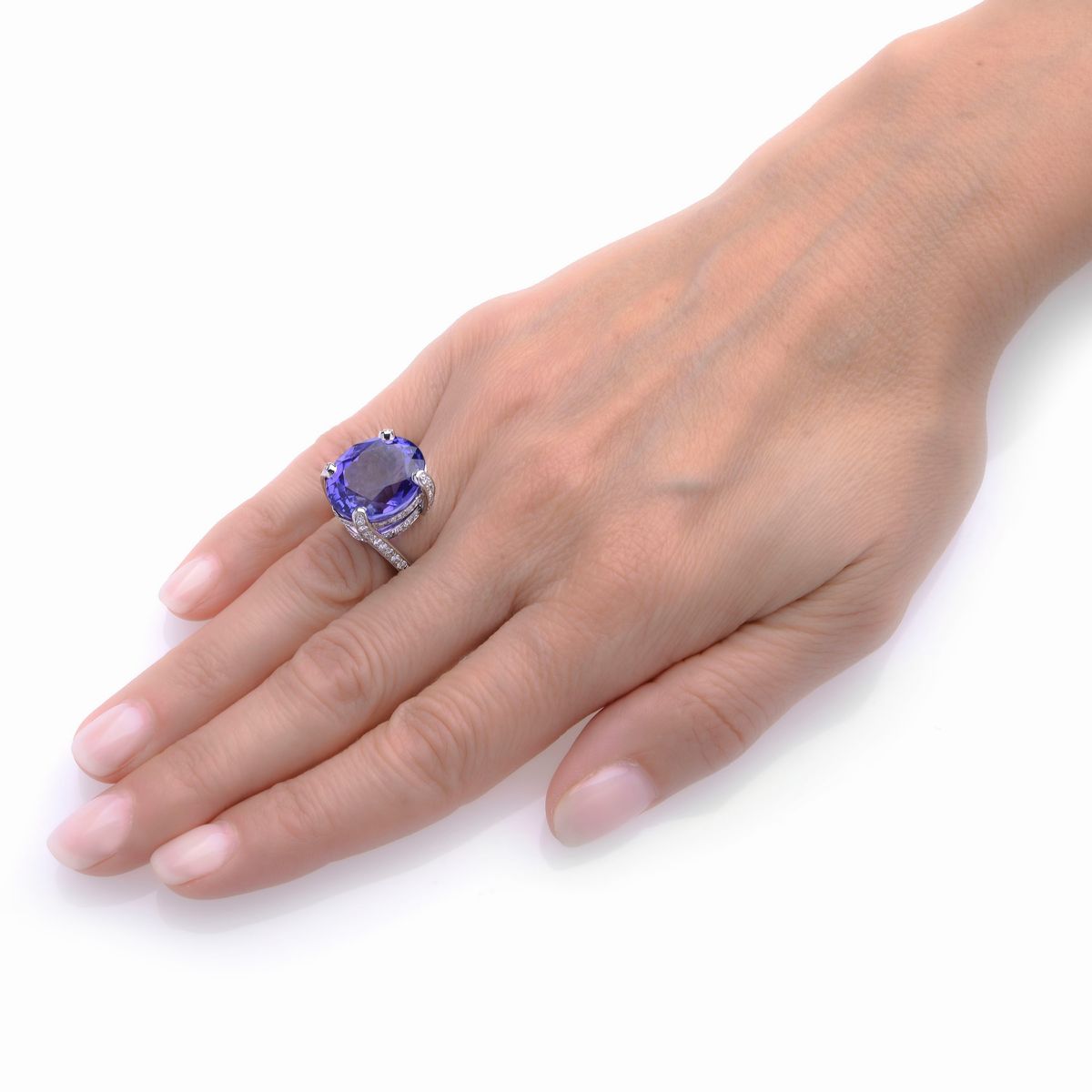 Alto anello in oro bianco 18kt, diamanti e tanzanite viola-blu