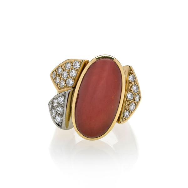 Large ring in 18kt yellow gold, white gold, diamonds and red coral