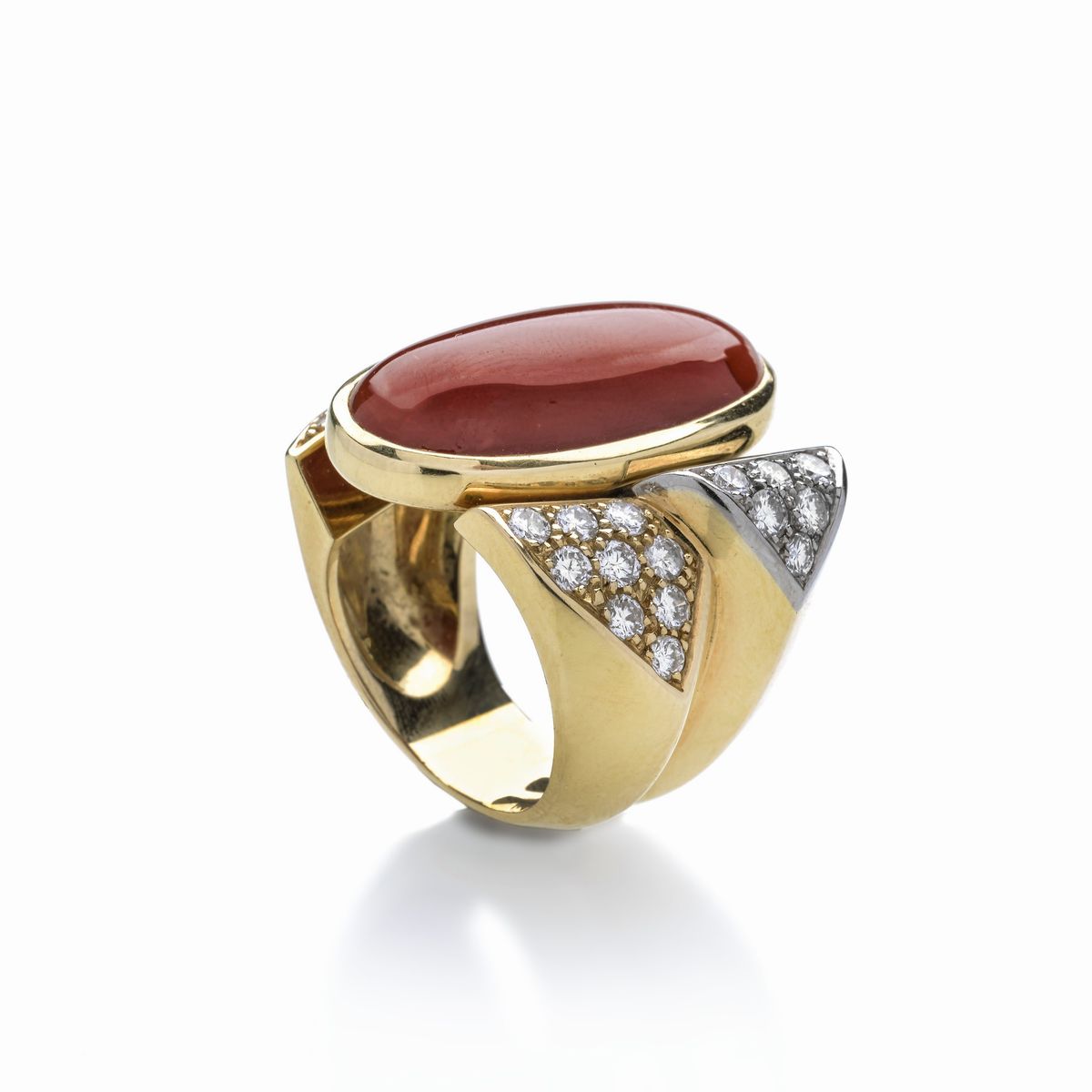 Grande Anello in Oro Giallo 18k, Oro Bianco, Diamanti e Corallo Rosso