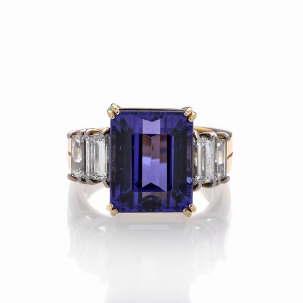 Ring in 18k yellow gold, diamonds and tanzanite