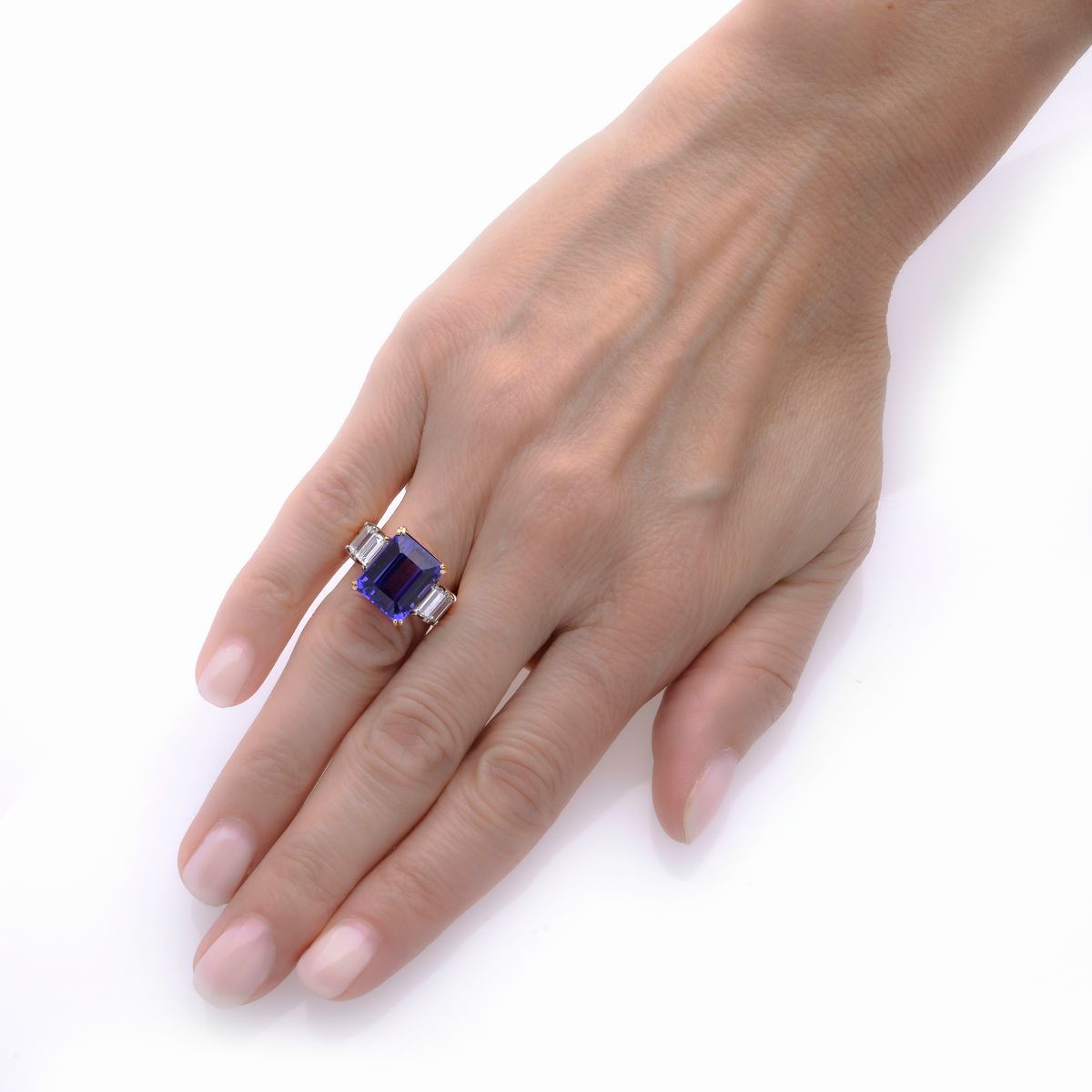 Anello in oro giallo 18k, diamanti e tanzanite