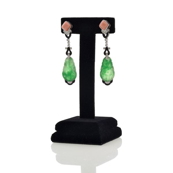 Pair of pendant earrings in 18k white gold, pink coral, diamonds, onyx and jadeite