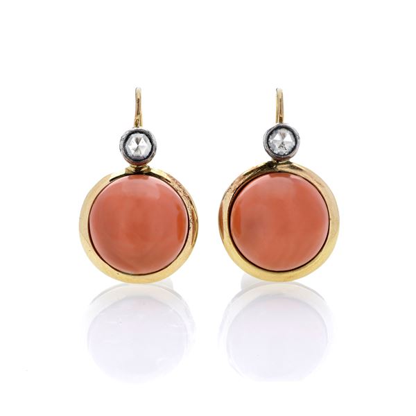 Pair of earrings in 18k yellow gold, red coral and diamonds