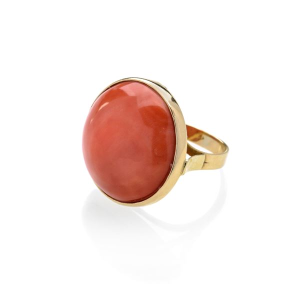 Large ring in 18kt yellow gold and red coral