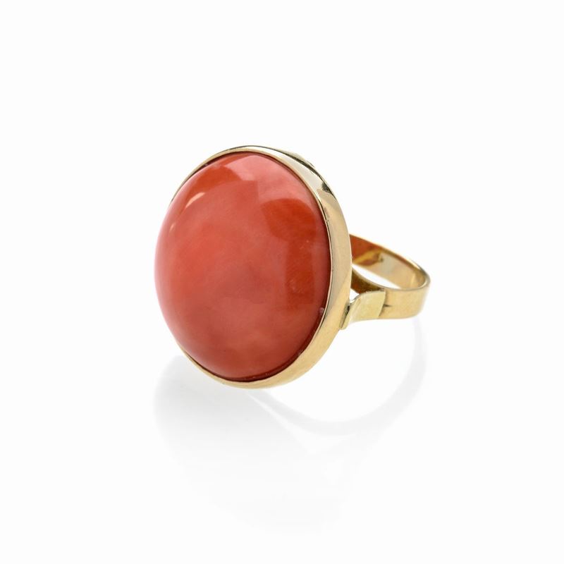 Grande anello in oro giallo 18kt e corallo rosso