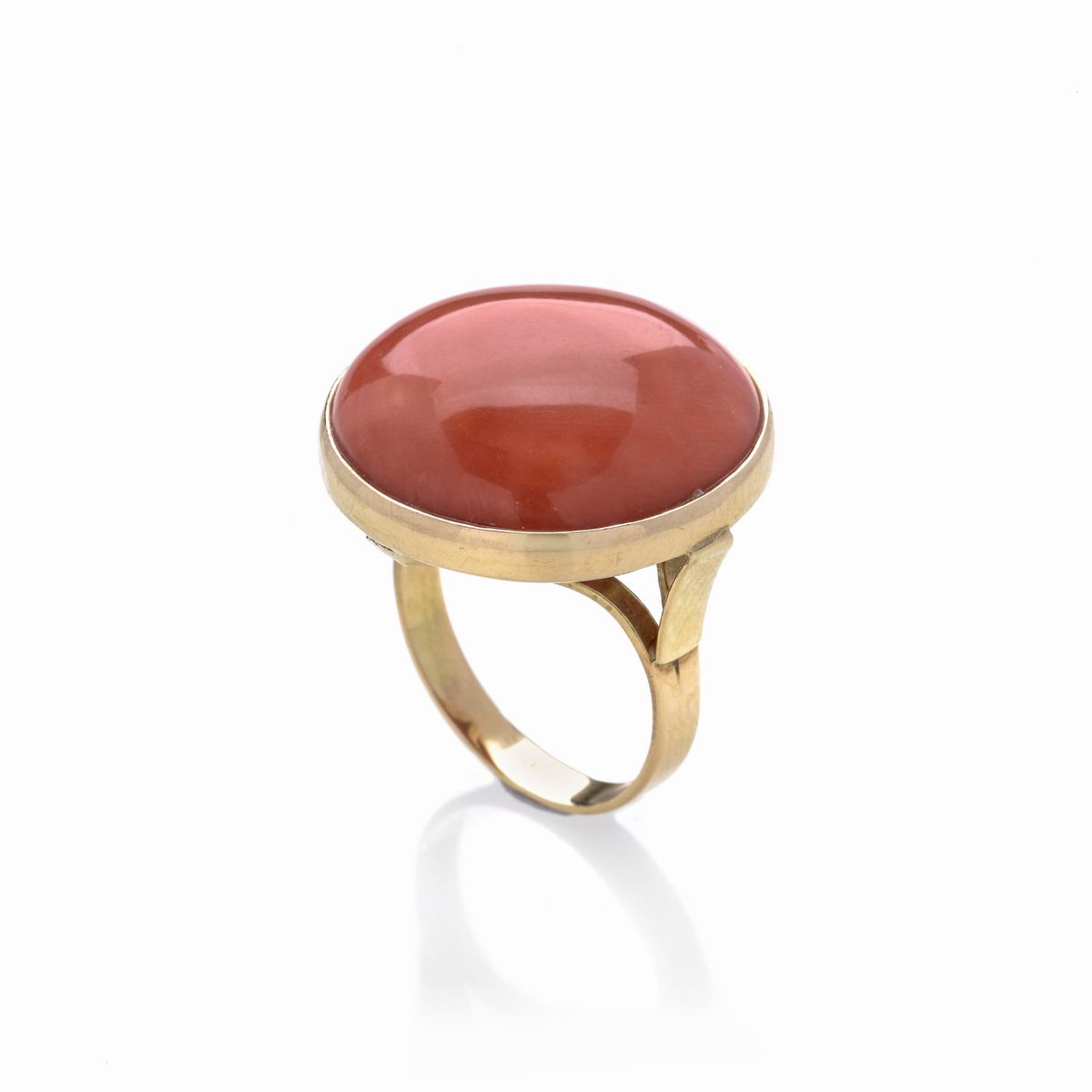 Grande anello in oro giallo 18kt e corallo rosso