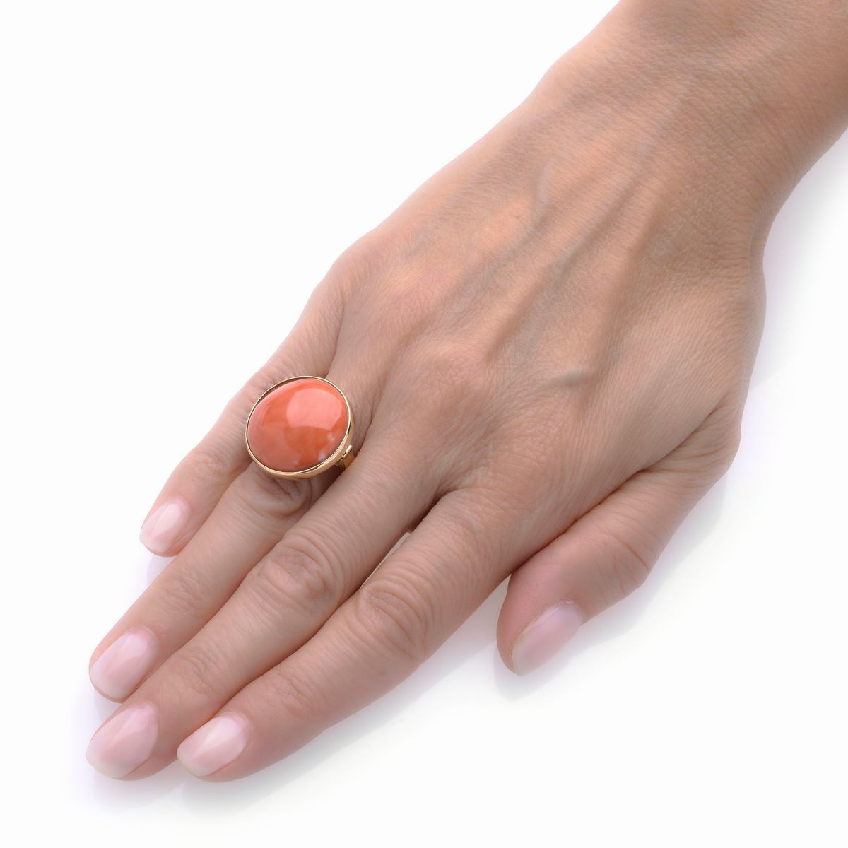 Grande anello in oro giallo 18kt e corallo rosso