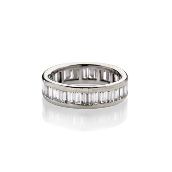 Eternity ring in white gold and diamonds