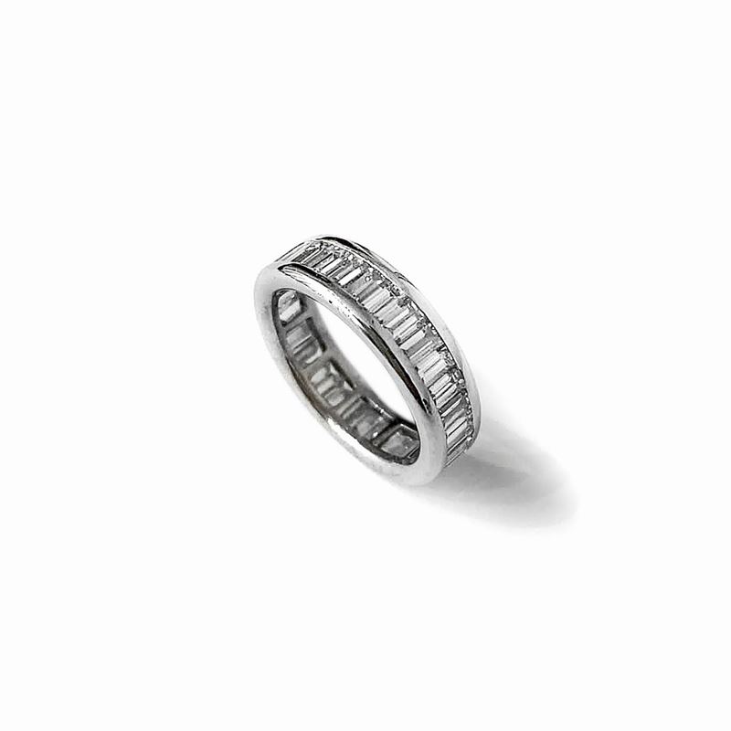 Anello Eternity in oro bianco 18k e diamanti