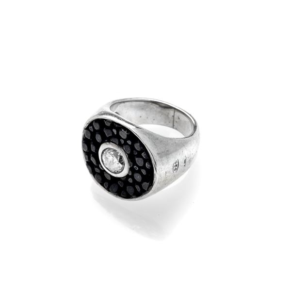 Shield ring in sterling silver, ray skin and diamond