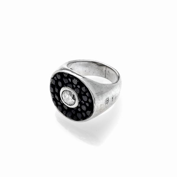 Shield ring in sterling silver, ray skin and diamond