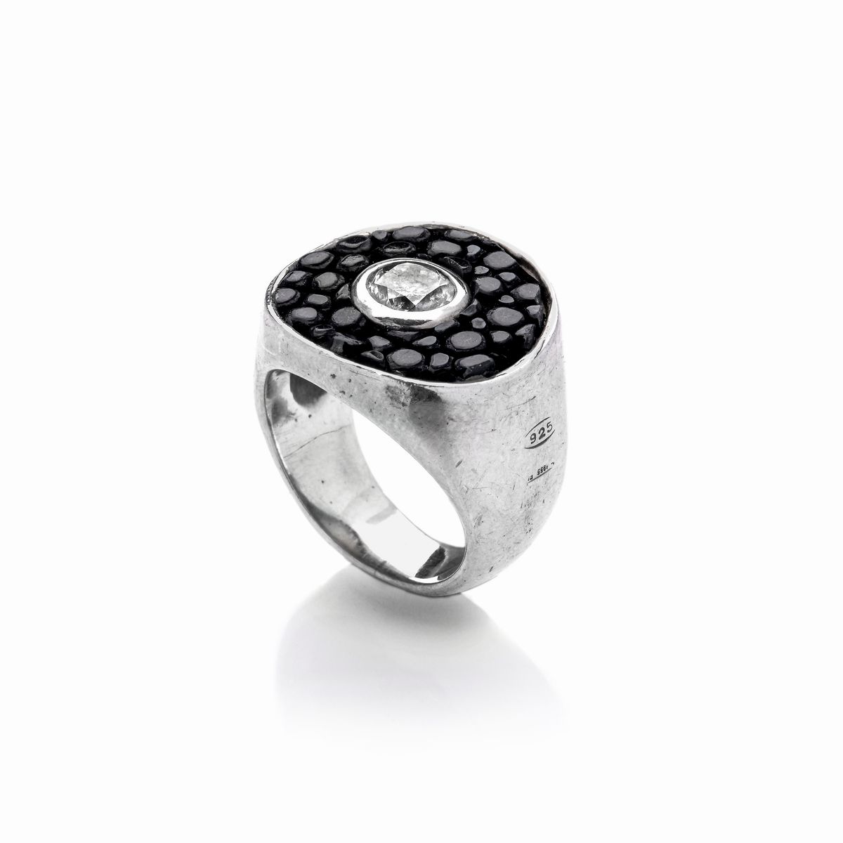 Anello a scudo in argento sterling, pelle di razza e diamante