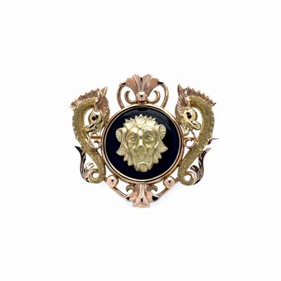 Spilla Cartiglio in Oro Giallo 18 Kt, Rubini e Onice