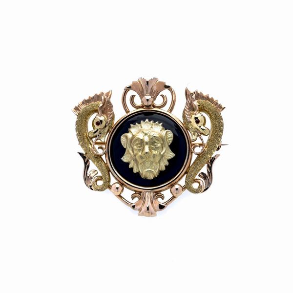 Spilla Cartiglio in oro giallo 18 kt, rubini e onice