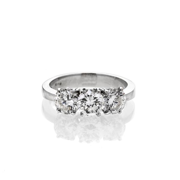 Trilogy ring in 18 kt white gold and diamonds