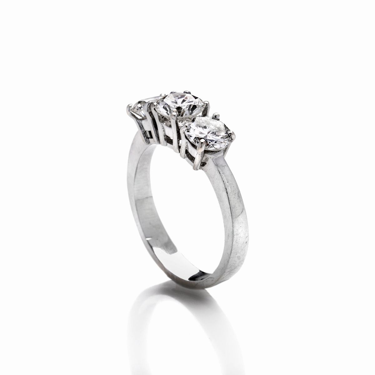Anello Trilogy in oro bianco 18 kt e diamanti