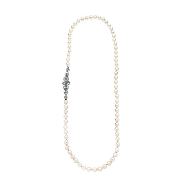 Long necklace in cultured pearls, 18 kt white gold and emeralds