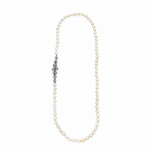Lunga collana in perle coltivate, oro bianco 18 kt e smeraldi  (Anni Sessanta)  - Asta Asta di  Gioielli Antichi, Moderni e Orologi da Polso - Curio - Casa d'aste in Firenze