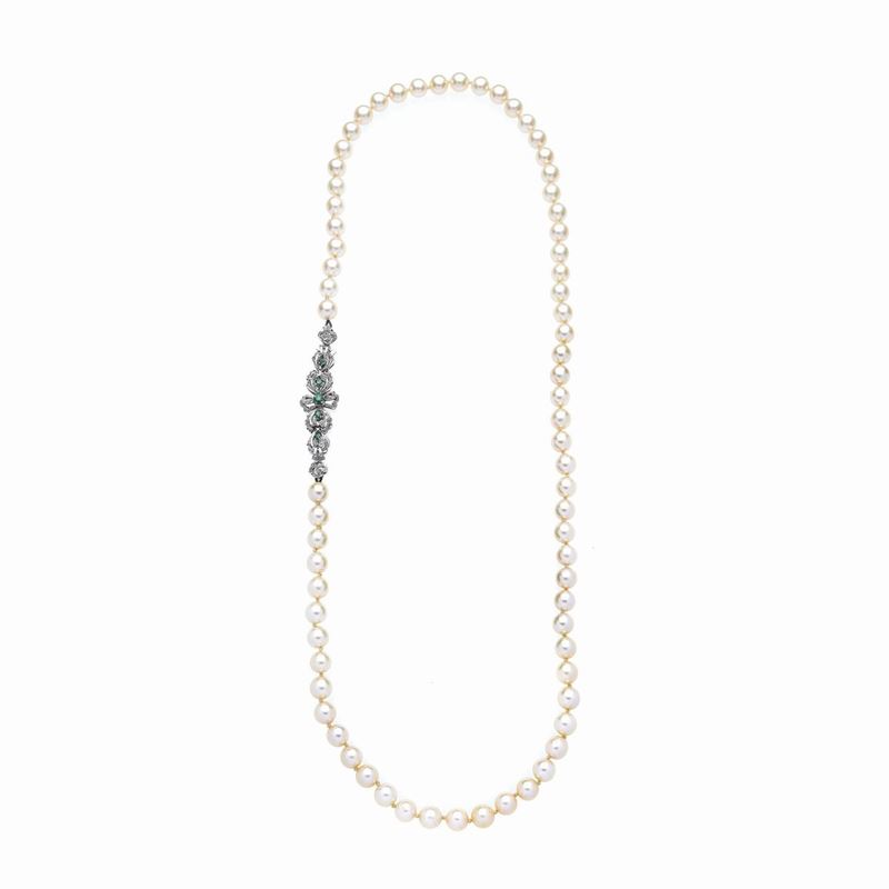 Lunga collana in perle coltivate, oro bianco 18 kt e smeraldi