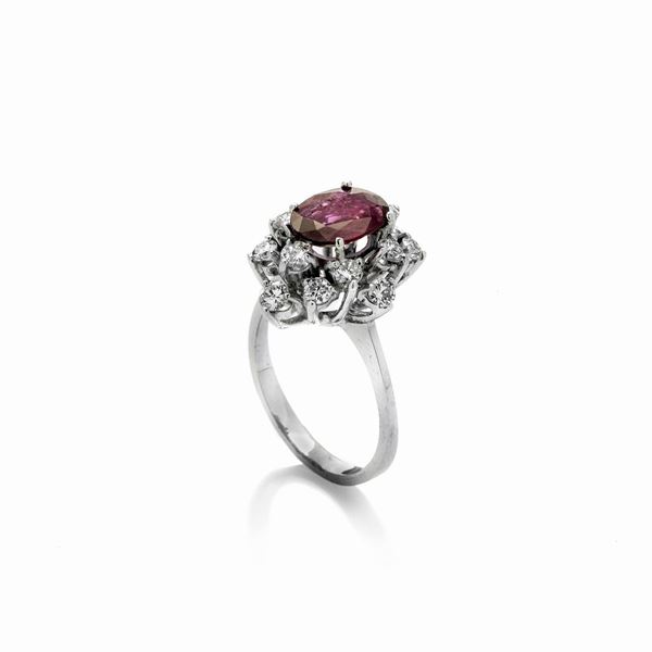 Anello in oro bianco 14 kt, diamanti e rubino naturale