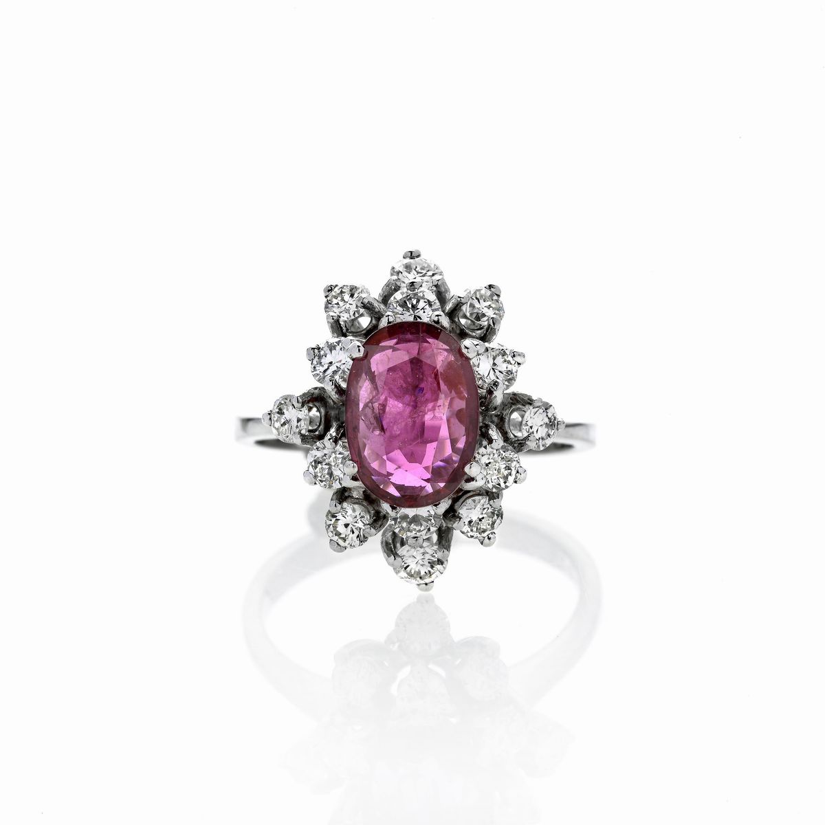 Anello in oro bianco 14 kt, diamanti e rubino naturale