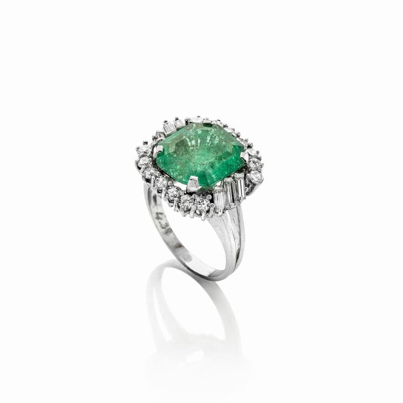 Anello a margherita in platino, diamanti e smeraldo colombiano