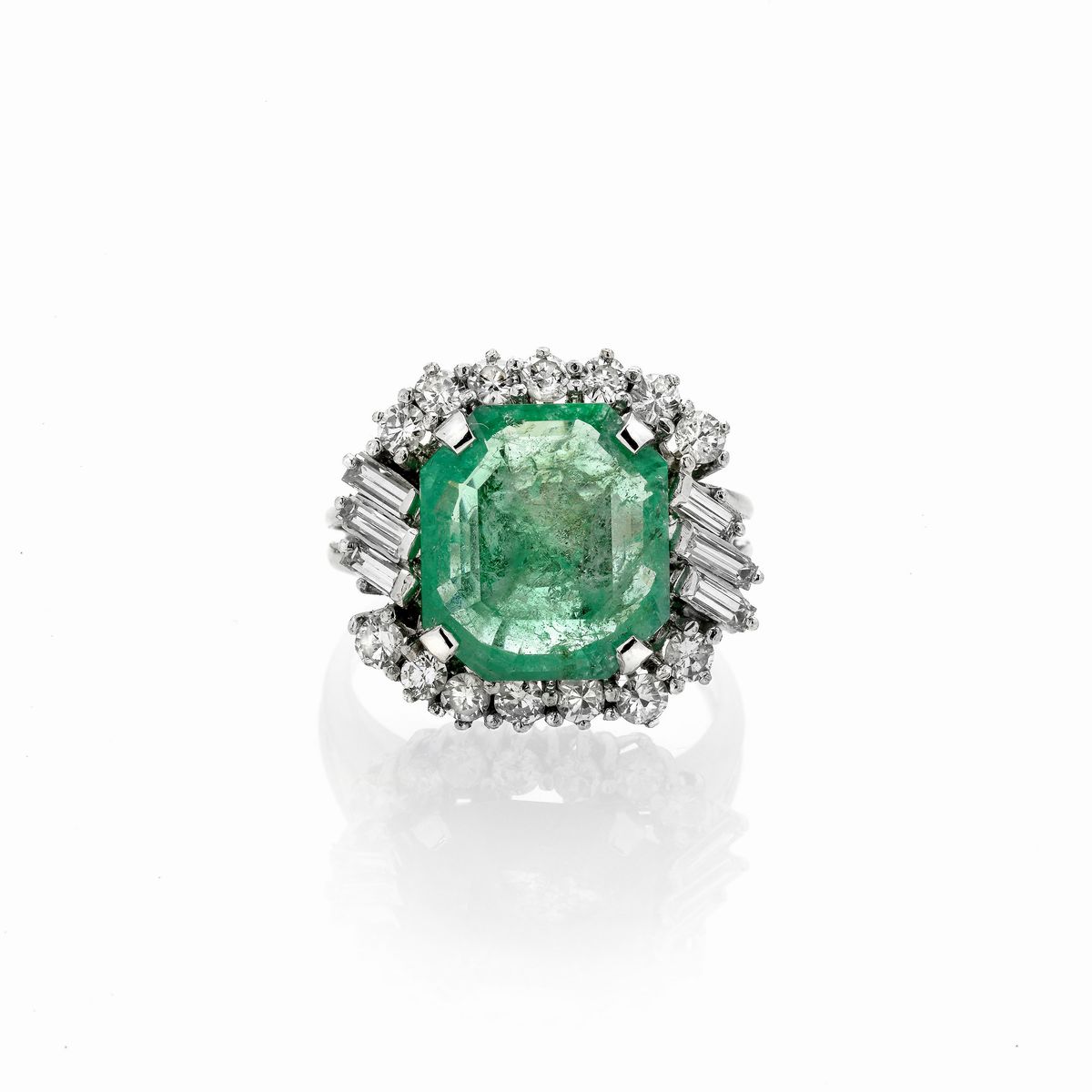 Anello a margherita in platino, diamanti e smeraldo colombiano