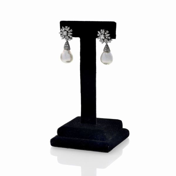 Pair of pendant earrings in 18 kt white gold, diamonds and scaramazza pearls