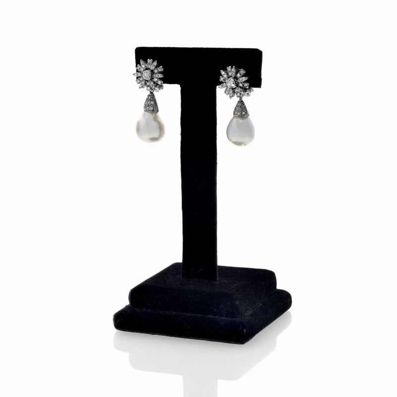 Paio di orecchini pendenti in oro bianco 18 kt, diamanti e perle scaramazze