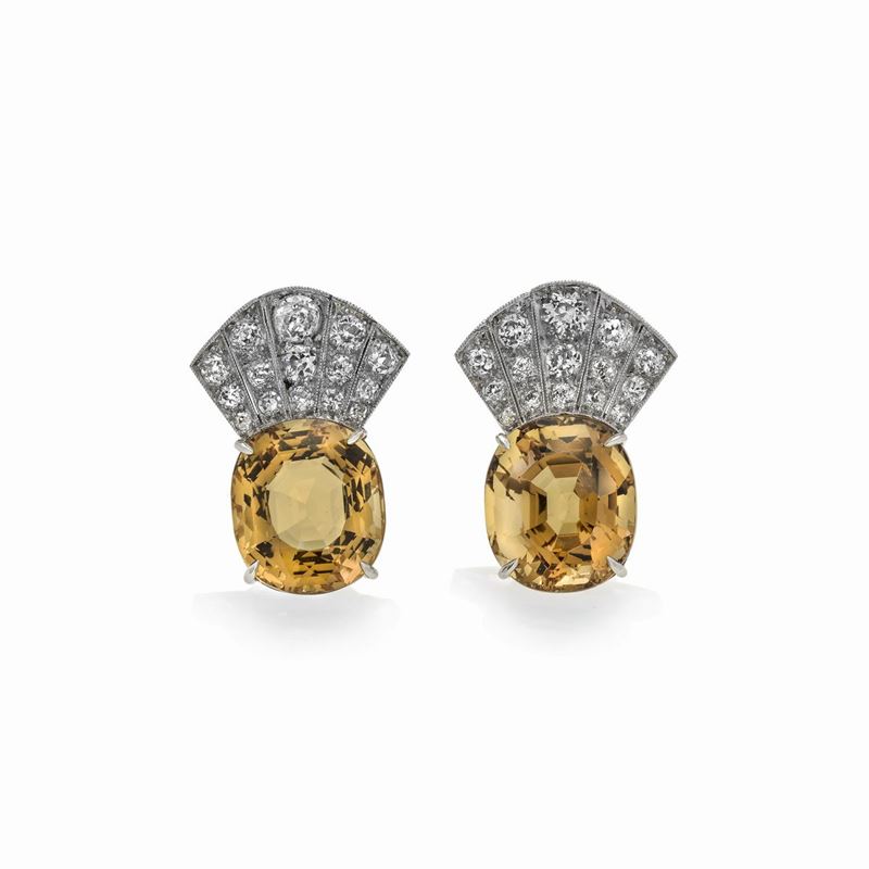 Paio di orecchini in platino, diamanti e berillo naturale color arancio