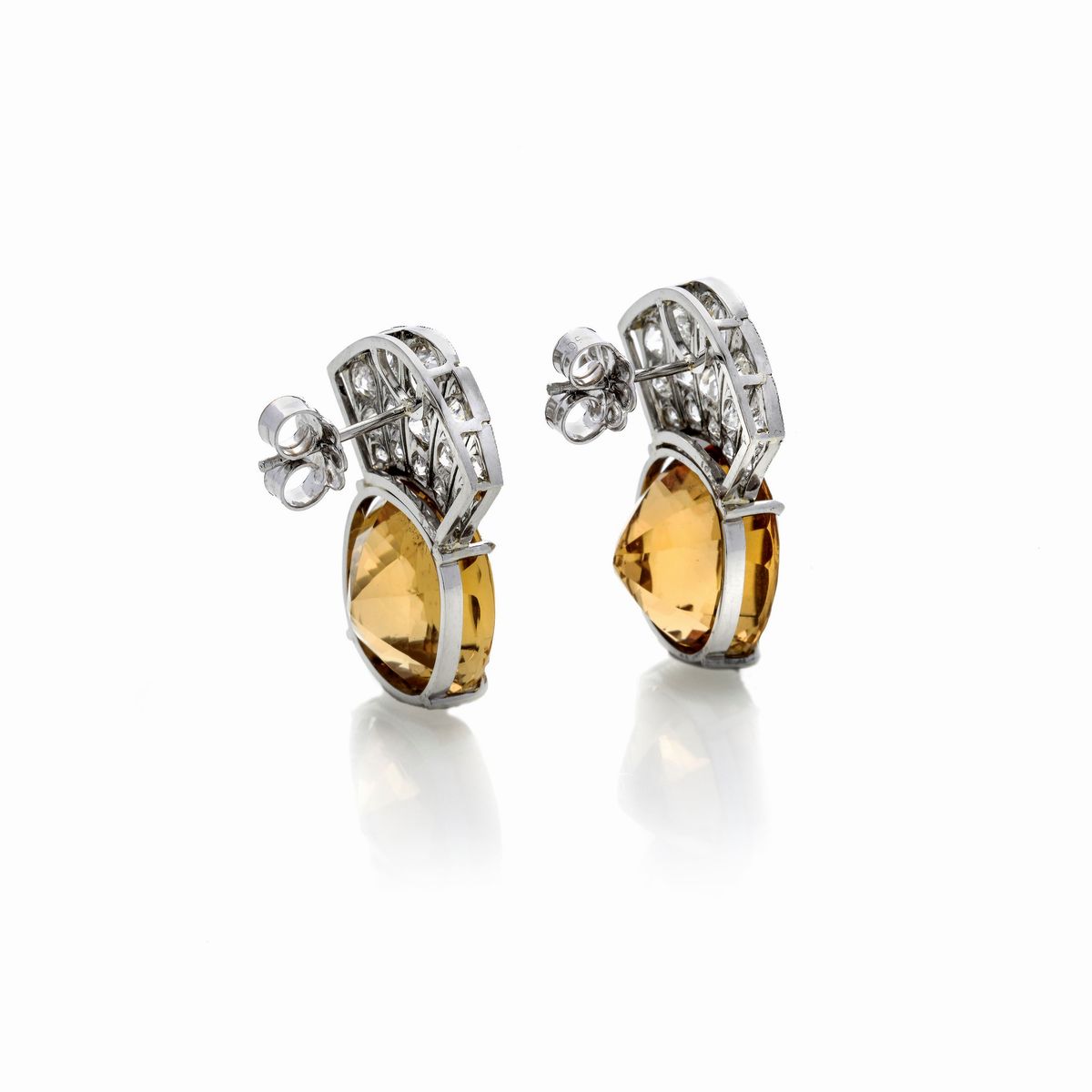 Paio di orecchini in platino, diamanti e berillo naturale color arancio
