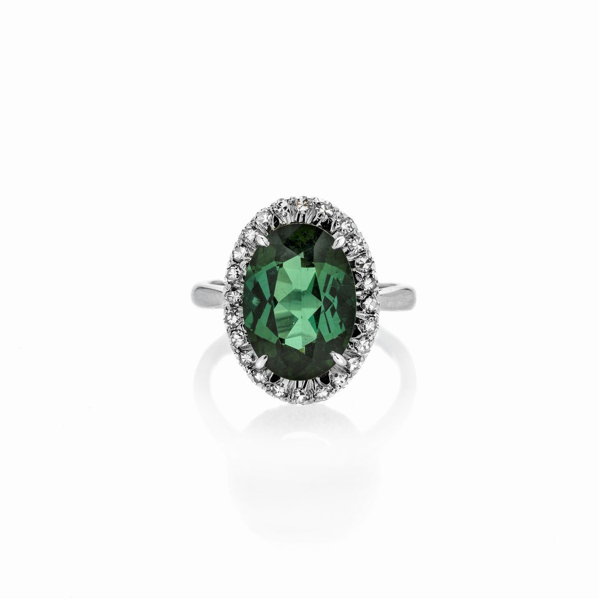 Anello a margherita in platino, diamanti e granato demantoide verde