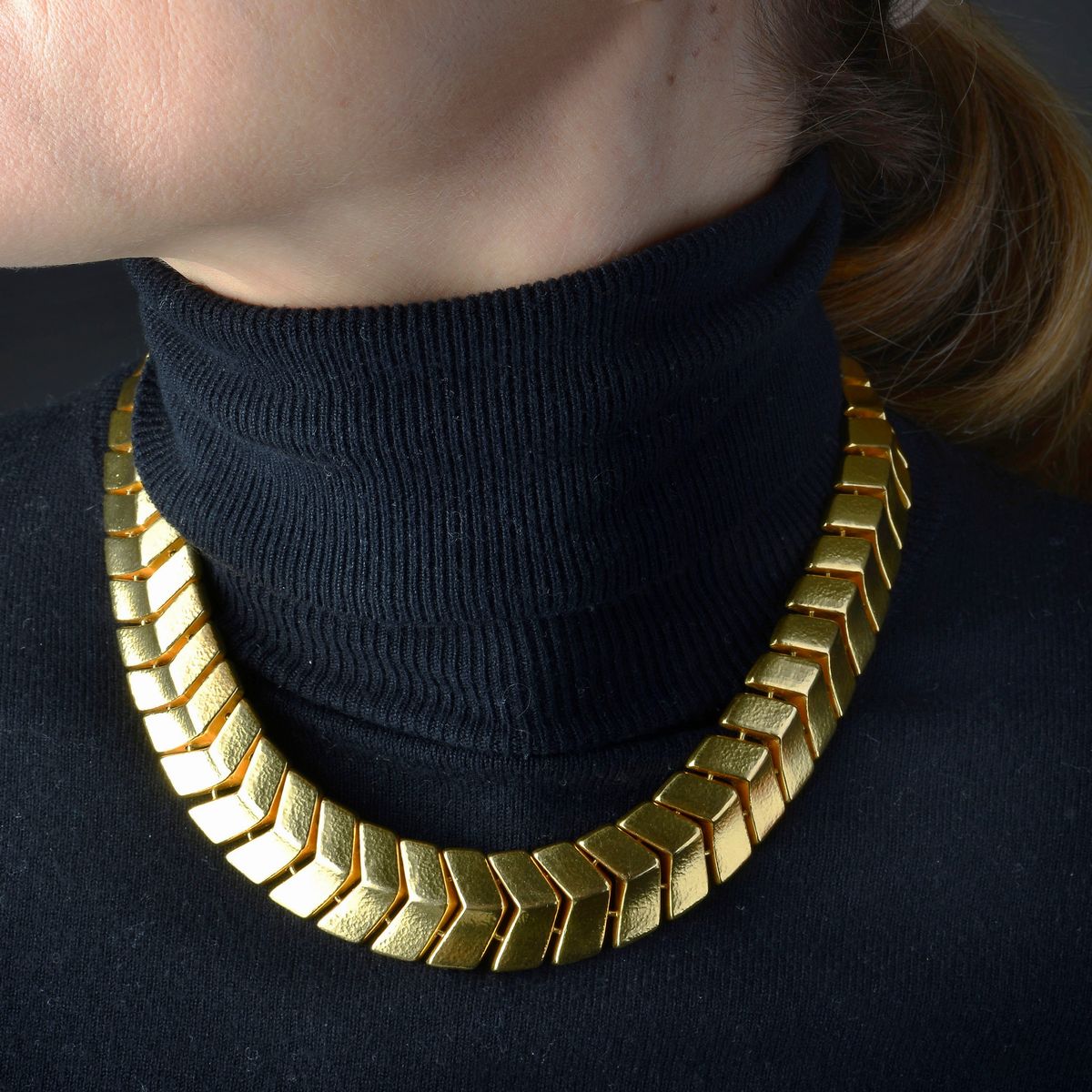 Paio di orecchini a clips e girocollo in oro giallo 18 kt