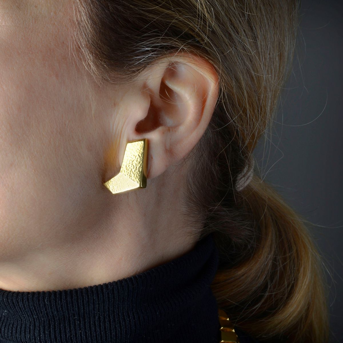 Paio di orecchini a clips e girocollo in oro giallo 18 kt