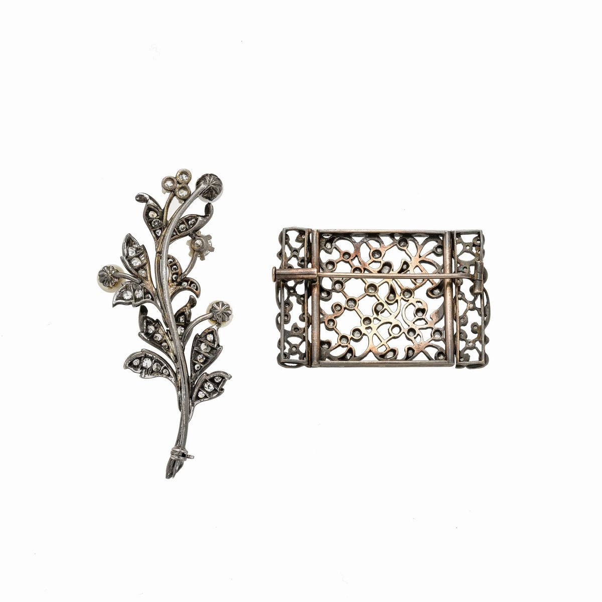 Spilla floreale in oro bianco 18 kt, diamanti e perle ed altra in oro 18 kt, argento e diamanti