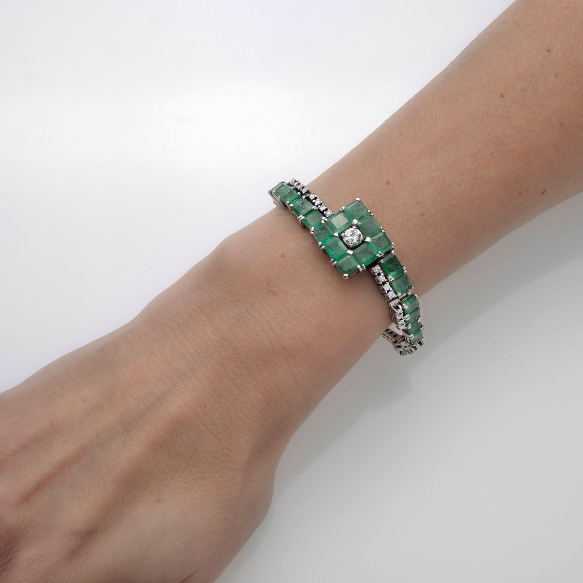 Bracciale in oro bianco 18 kt, diamanti e smeraldi