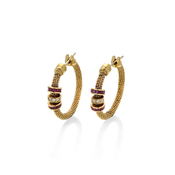 Pair of hoop earrings in 18 kt yellow gold, diamonds and rubies