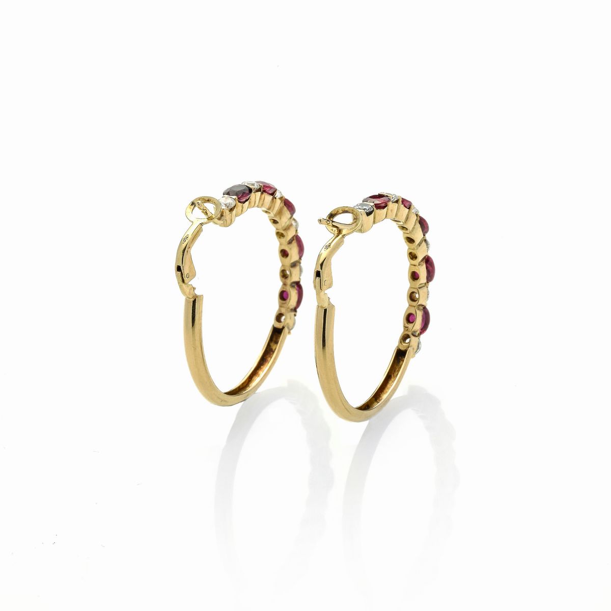 Grandi orecchini a cerchio in oro giallo 18 kt, diamanti e rubini