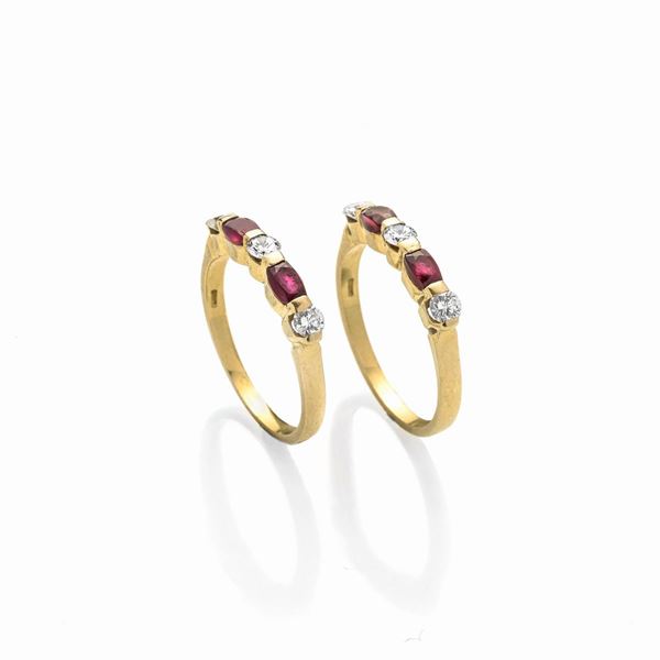 Coppia di anelli in oro giallo 18 kt, diamanti e rubini